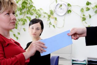 Jak dokonać korekty zapisów w księgach po otrzymaniu zaległych faktur od Facebooka?