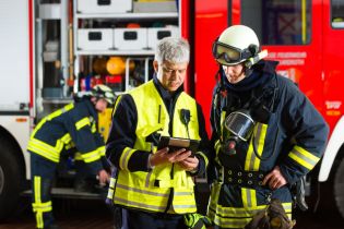 Jak rozliczać czas pracy i wynagrodzenie strażaka?