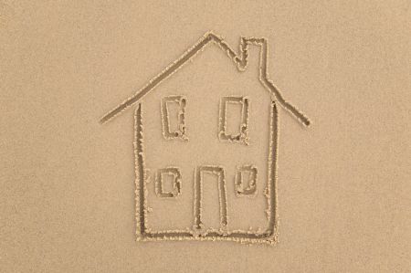 palcem pisane na piasku - domek narysowany na pisku