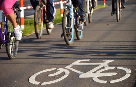 Jakie są skutki podatkowe korzystania przez pracowników fundacji z roweru służbowego?