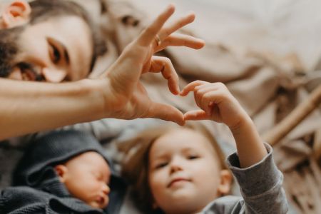 Czy nowe przepisy powodują konieczność wyrównania zasiłku macierzyńskiego?